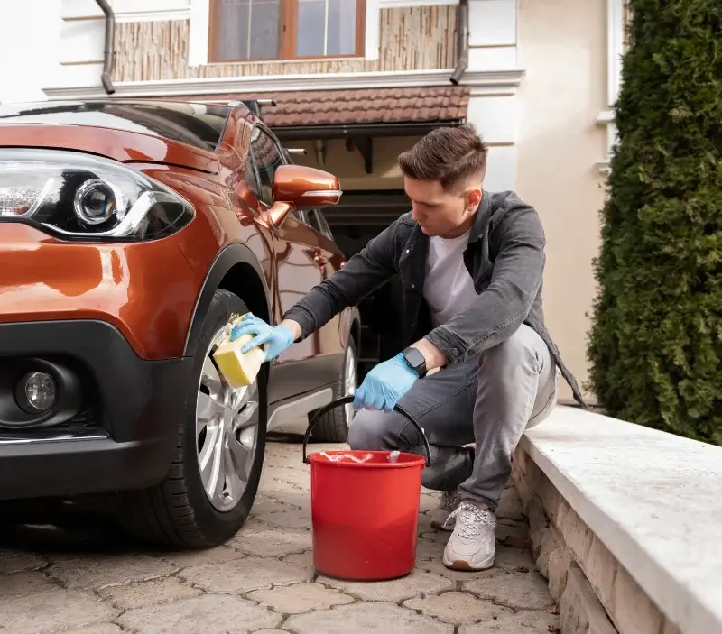 Lavage auto à domicile Castillon-Savès : professionnel intervenant sur un véhicule